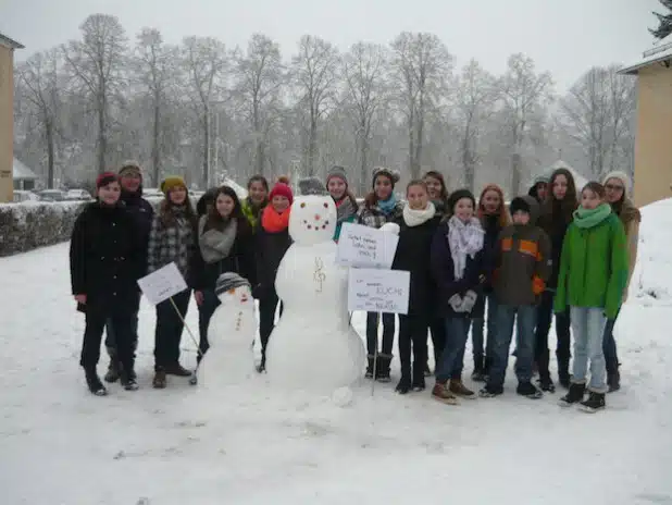 Die Klasse 7m mit ihrer Lehrerin Frau Kolberg-Böhm hat bereits am Freitag der vergangenen Woche Schneefiguren am Stift Keppel gebaut. Da war der Schnee noch weitaus griffiger als am vergangen Mittwoch (Foto: Stadt Hilchenbach).