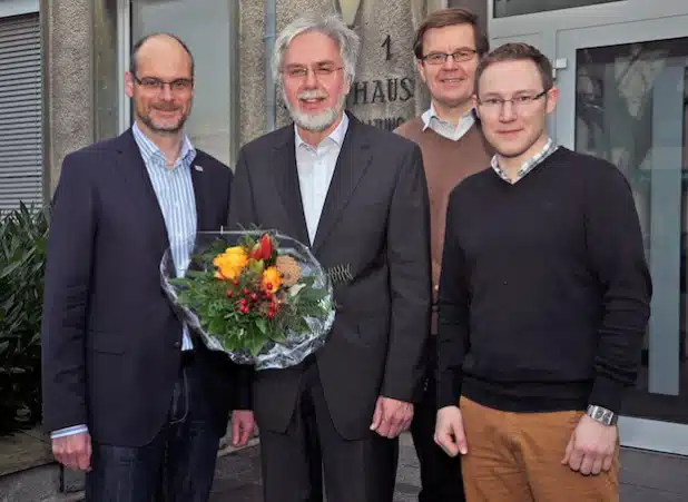 Christof Sommer (l.) überbrachte gemeinsam mit Joachim Elliger (hinten r.), Fachbereichsleiter Recht und Ordnung, und dem neuen Fachdienstleiter Thorsten Schmidt (vorne r.) die besten Glückwunsche und verabschiedete Friedrich Müller (M.) in den Ruhestand (Foto: Stadt Lippstadt).