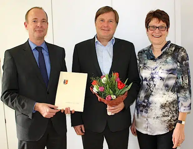 Abschiedsfoto im Kreishaus (von links): Kreisdirektor Theo Melcher, Karl-Josef Luke und Ursula Stocker (Foto: Kreis Olpe).