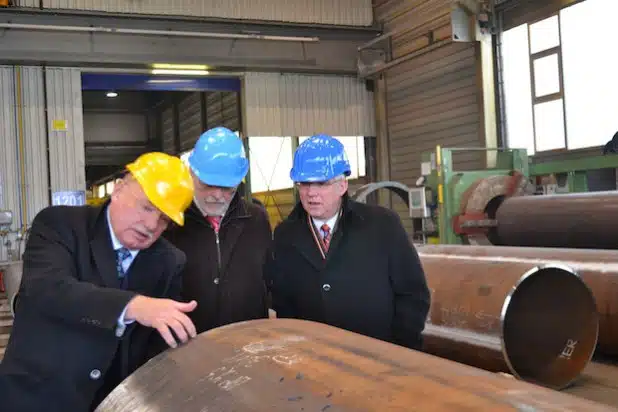 Bei einem Rundgang durch die Produktionshallen der Erndtebrücker Eisenwerke präsentierte Seniorchef Jörg Schorge (l.) dem Landtagsabgeordneten Falk Heinrichs (r.) und Bürgermeister Karl-Ludwig Völkel (Mitte) die neuesten Rohrfertigungstechniken seines weltweit tätigen Unternehmens (Foto: Falk Heinrichs MdL).