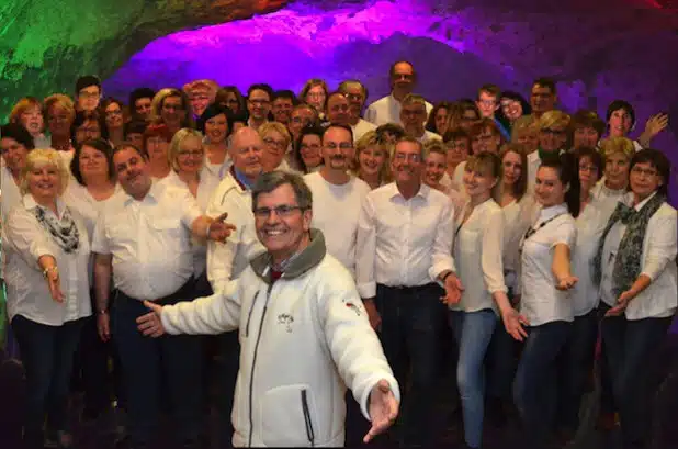 Festspielchor und Chorleiter Heinz-Dieter Baumeister freuen sich auf erste Konzerte (Foto: Festspiele Balver Höhle).