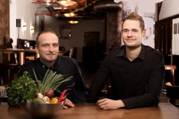 Der neue Betreiber Stefan Kranz (r.) und der neue Küchenchef Kai Schöttler möchten das Gastronomieangebot mit dem „Gasthaus“ in Attendorn bereichern - Foto: Stefanie Roth