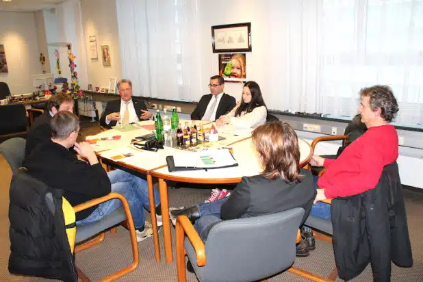 Foto: SüWeNa Schülerpraktikantin Maria Özmen besuchte die Pressekonferenz im Lüdenscheider Rathaus und stellte Fragen zu den geplanten Berufsfelderkundungen