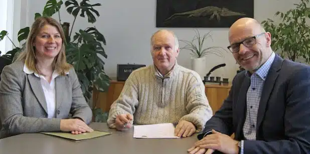 Wilnsdorfs Bürgermeisterin Christa Schuppler vereidigte den neuen Ortsvorsteher Wildens, Bertold Daub (m.), im Beisein von 1. Beigeordneten Helmut Eich (Foto: Gemeinde Wilnsdorf).