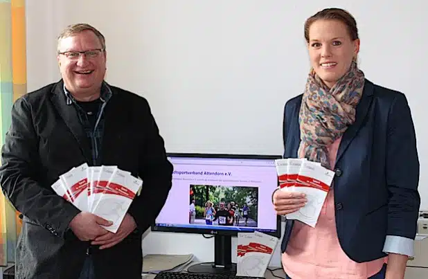 Jennifer Tump und Georg Hippler von der Stadtverwaltung Attendorn stellten die Sportbroschüre vor, die die Hansestadt Attendorn in Kooperation mit dem Stadtsportverband Attendorn neu aufgelegt hat (Foto: Hansestadt Attendorn).