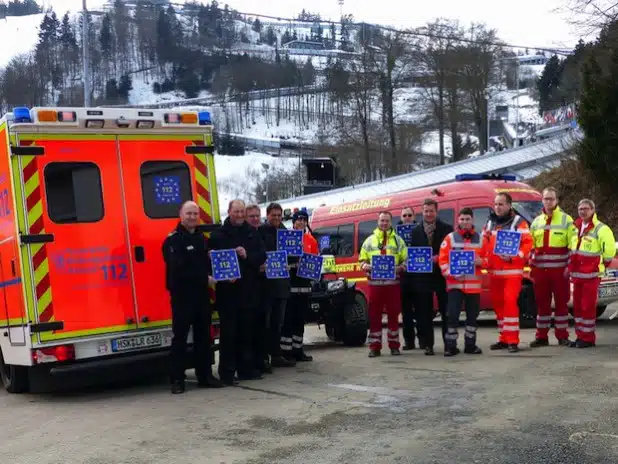 Im Rahmen der Bob- und Skeleton WM in Winterberg wurden die Einsatzfahrzeuge mit dem „Notruf 112 europaweit“-Logo beklebt und vorgestellt (Foto: HSK).