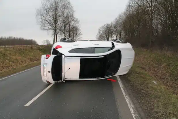 Der Nissan blieb auf der Seite liegen (Foto: Kreispolizeibehörde Soest).