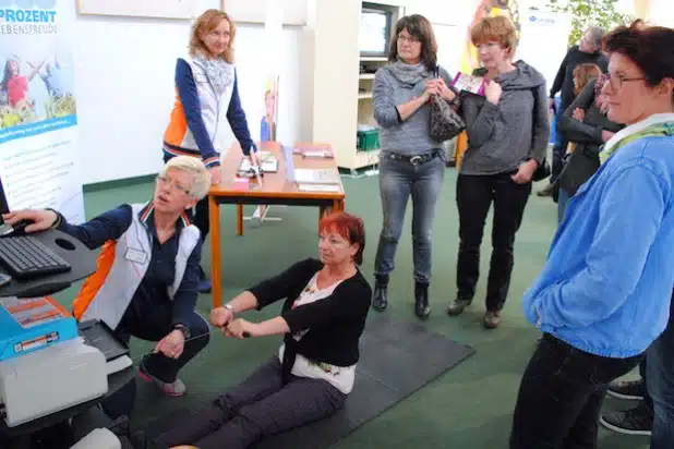 Dass qualifizierte Sport- und Fitness-Angebote nicht nur positiv auf die körperliche, sondern auch auf die seelische Gesundheit wirken, zeigte das Team des Injoy Olsberg beim 2. Gesund-heitstag im Olsberger Rathaus (Foto: Stadt Olsberg).