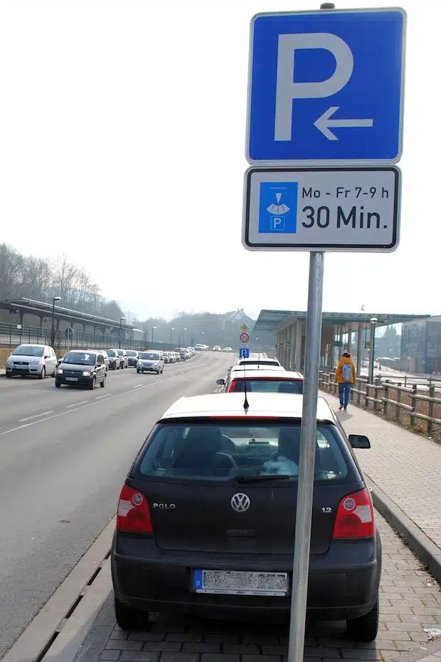 Auf einem Abschnitt der Olsberger Bahnhofstraße gilt werktags in der Zeit von 7 bis 9 Uhr ab sofort eine Beschränkung der Parkzeit auf 30 Minuten (Foto: Stadt Olsberg).