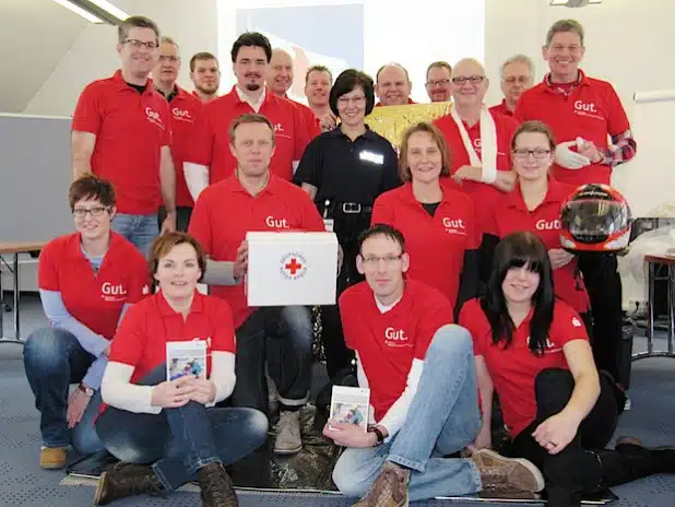 Das Bild zeigt Ausbilderin Susanne Hütte im Kreise der Sparkassen-Ersthelfer - Foto: Sparkasse Attendorn-Lennestadt-Kirchhundem