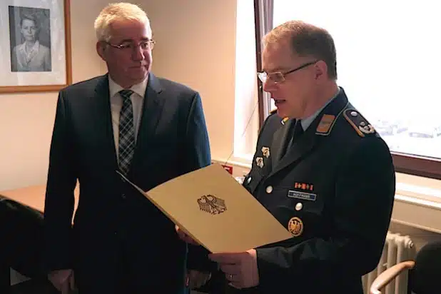 Der Kommandeur des Einsatzführungsbereich 2, Oberstleutnant Lars Hoffmann (r.), verabschiedete Stabsfeldwebel Falk Heinrichs (l.) kürzlich in den Ruhestand (Foto: Alexander Kehle).