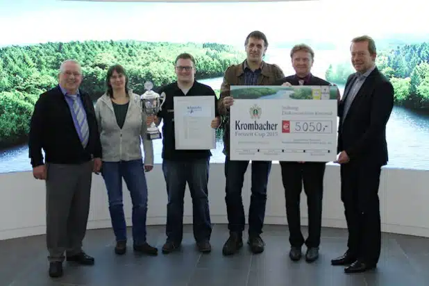 Von links nach rechts: Wolfgang Wurm (Krombacher Brauerei), Patricia Braun (Stiftung Diakonie), Tim Heide (Teamchef GCTM Heide 08), Dietmar Braun (Stiftung Diakonie), Rolf Kocher (Turnierorganisator) und Steffen Mues (Bürgermeister der Stadt Siegen und Schirmherr des Freizeit Cups) - Foto: Krombacher Brauerei.