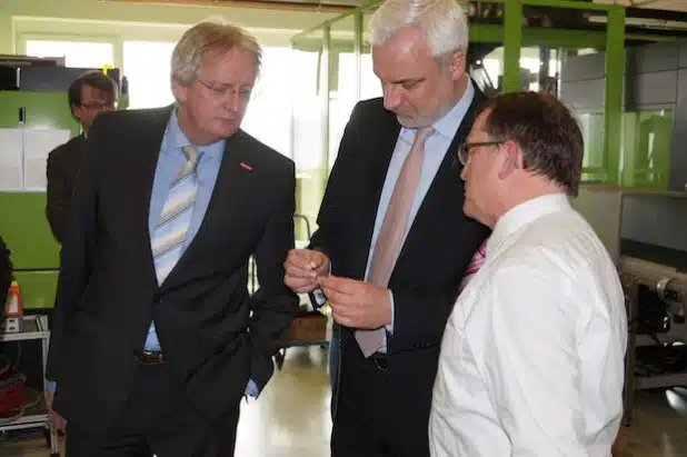 Besuch in der Lauer Harz Werkzeugtechnologie in Lüdenscheid: (v.l.) Kreishandwerksmeister Thomas F. Bock, Handwerksminister Garrelt Duin und Kurt Harz - Foto: Kreishandwerkerschaft Märkischer Kreis.