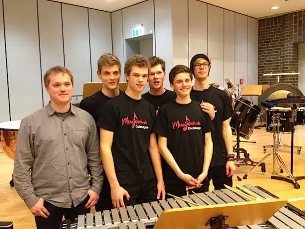 Das Foto zeigt das Percussion Ensemble I mit ihrem Lehrer Guido Pieper (Foto: Stadtverwaltung Drolshagen).