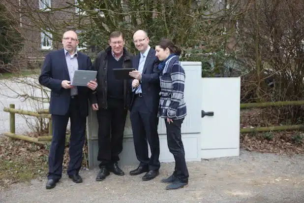 Tilo Deckert (TKG), Walter Liefländer, Bürgermeister Michael Esken und Wirtschaftsförderin Kirsten Staubach freuen sich über schnelle Daten in Landhausen (Foto: Stadt Hemer).