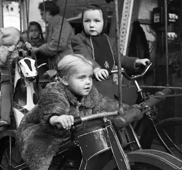 Früher - hier im Jahr 1951 - wie heute ein Anziehungs¬punkt für Soester und Touristen: die Allerheiligenkirmes (Foto: LWL/Klose).