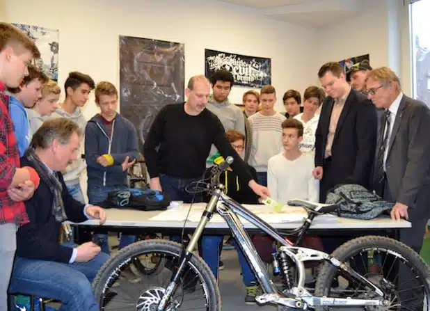 Die Planung für den Dirtbike-Park wurden im Beisein von Bürgermeister Dr. Peter Paul Ahrens (ganz rechts) und Bauressortleiter Mike Janke (neben dem Bürgermeister) in der Fahrradwerkstatt des Letmather Bikesport-Projektes vorgestellt (Foto: Stadt Iserlohn).