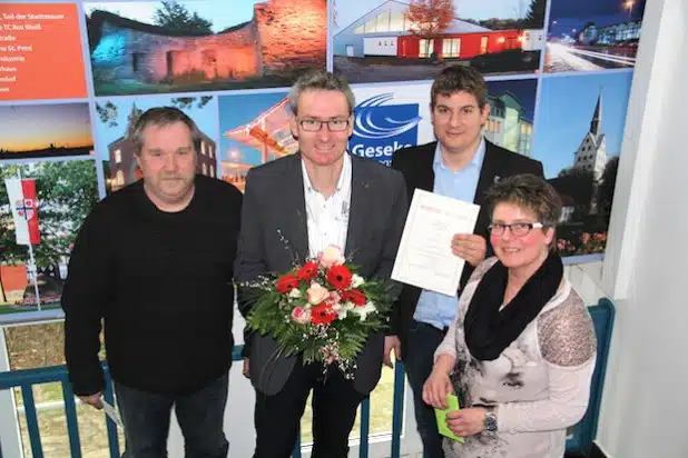 Bürgermeister Dr. Remco van der Velden gratulierte Hubertus Peitz (2.v.l.) zum 25-jährigen Dienstjubiläum bei der Stadt Geseke. Den Wünschen schlossen sich Personalratsmitglied Ulrich Tölke (l.) und Gleichstellungsbeauftragte Birgit Dobbels (r.) an (Foto: Stadt Geseke).