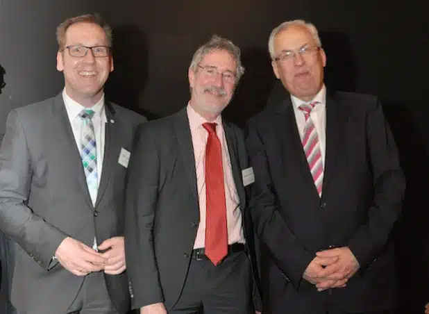 Landrat Dr. Karl Schneider (rechts) und Hubertus Winterberg (links), Geschäftsführer der Südwestfalen Agentur, nutzten den Empfang der Regionen in Düsseldorf unter anderem zum Gedankenaustausch mit Staatssekretär Dr. Günther Horzetzky (Wirtschaftsministerium, M.) - Foto: Südwestfalen Agentur GmbH.