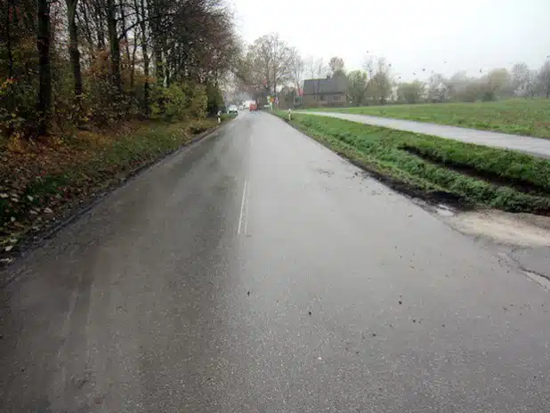 Der Fahrbahn auf der K 46 bei Erwitte-Horn (Langestraße) wird in den Osterferien (30. März bis 11. April 2015) erneuert (Foto: Thomas Schäckel/Kreis Soest).