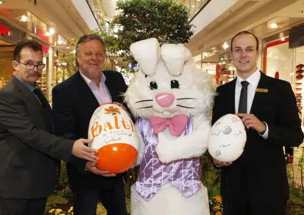 Rainer Kessler (Agentur Eventmaskottchen), Rüdiger Barth (Kinder- und Jugendhospiz Balthasar, und Patrick Homm (Center Manager City-Galerie Siegen) - Foto: City-Galerie Siegen