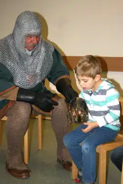 Da staunten die Kinder nicht schlecht – Graf Bernhard zum Anfassen erlebt man nicht jeden Tag (Foto: Stadt Lippstadt).