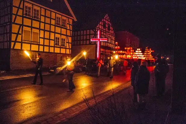 Die Hallenberger Osternacht zieht sehr viele Menschen in ihren Bann (Foto: Ferienwelt Winterberg).