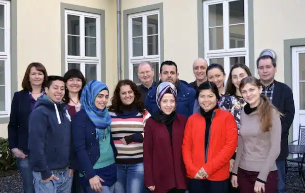 Stellten Fragen rund um die Themen Bildung und Beruf: die Teilnehmer des Integrationskurs der Volkshochschule in Lippstadt. Hier zusammen mit Magarethe Hennek (l.), Integrationskurs-Koordinatorin für den Kreis Soest vom Bundesamt für Migration und Flüchtlinge (BAMF), Galina Nedelcheva, Leiterin des KI Kreis Soest (3.v.l.), Sprachkurslehrer Horst Wolter (6.v.l.), Dr. Holger Meissner (6.v.r.), Organisator der Sprachkurse bei der VHS Lippstadt, und Michael Sternberg, Regionalkoordinator im BAMF für den Kreis Soest (Foto: Linda Kratzel/Kreis Soest).