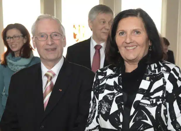 Landrätin Eva Irrgang hat zu Beginn der Kreistagssitzung am Donnerstag, 19. März 2015, Harald Blankenhahn (l.) als neues Kreistagsmitglied verpflichtet (Foto: Thomas Weinstock/Kreis Soest).