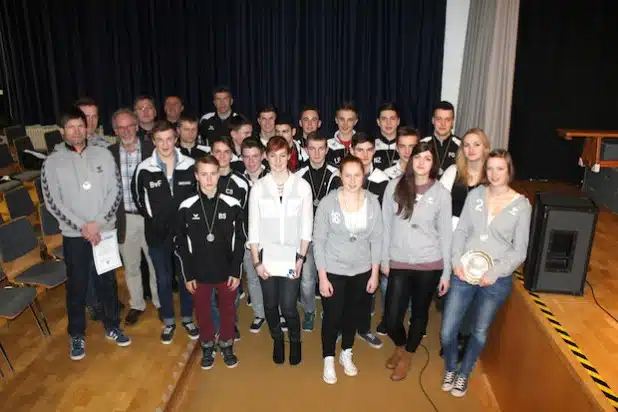 Das Foto zeigt u.a. Germania Salchendorfs C-Junioren in den schwarzen Trainingsjacken, Laura-Christin Kring (vordere Reihe, 4. v.r.) sowie Spielerinnen der weiblichen Handball A-Jugend vom TVE Netphen mit grauem Oberteil (Foto: Stadt Netphen).