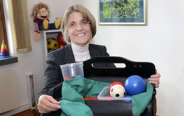 Hilfreiche Dinge zur Feststellung der Sprachentwicklung, der Körpermotorik und der emotionale Entwicklung von Kindern bis zum sechsten Lebensjahr beinhaltet der von der Universität Bremen entwickelte Testkoffer. Elfriede Jänsch von der Diagnostik- und Koordinationsstelle Frühförderung des Kreisgesundheitsamtes will den neuen Entwicklungstest schon in naher Zukunft einsetzen (Foto: Thomas Weinstock/Kreis Soest).