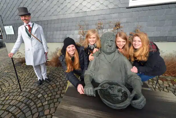 Die vier Auszubildenden Julia Kaiser, Luisa Möser, Sophia Schmidt und Jill Mallin (v.l.) haben eine kulinarische Stadtführung in Schmallenberg kreiert. Stadtführer Günter Sagafe führt die Teilnehmer durch die Historie und zu schmackhaften Zwischenstopps (Foto: Sauerland-Tourismus e.V. ).