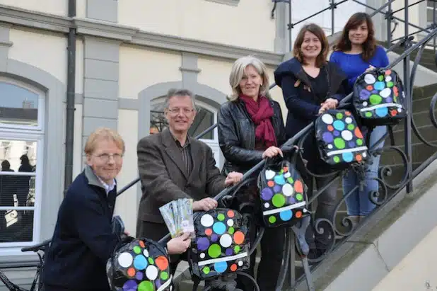 Der „Kulturrucksack“ ist gepackt: Das Projekt und das Programm für das erste Halbjahr stellten (v.l.n.r.) Frank Osinski (Jugend- und Familienbüro Stadt Lippstadt), Wolfgang Streblow (Fachdienst Kultur und Weiterbildung), Brigitte Mehrfert (Stadt Soest), Kathrin Militzer (Jugend- und Familienbüro) und Maria Loredana Giunta (Fachdienst Kultur und Weiterbildung) vor (Foto: Stadt Lippstadt).