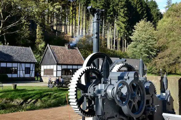 Ein Nachbau in kleinerem Maßstab zeigt, wie ein Fallhammerwerk aussieht (Foto: LWL).