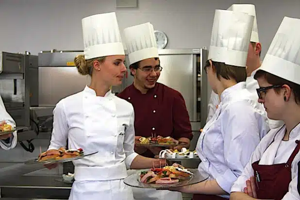 Die Auszubildenden finden in der neuen Lehrküche beste Voraussetzungen vor (Foto: Pressestelle Hochsauerlandkreis).