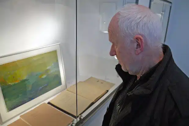 Christoffer Sonnen vor eigenen Texten in der Ausstellung der Städtischen Galerie im Rathaus (Foto: Stadt Lippstadt).