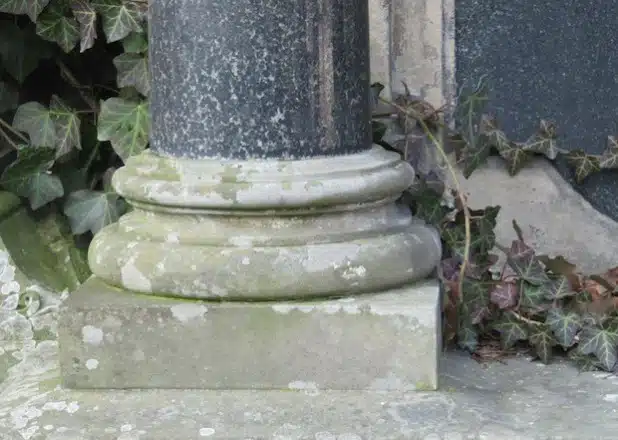 Zwei Kapitelle (Säulenabschlüsse) und eine Säulenbasis (ähnliche Abbildungen) sind nach dem Unfall am Hauptfriedhof gestohlen worden (Foto: Stadt Lippstadt).