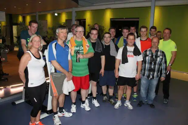 Auf dem Foto abgebildet sind Mitglieder der Freiwilligen Feuerwehr Netphen (rechts außen gelbes T-Shirt: Marl Liska), Bürgermeister Paul Wagener (hintere Reihe Mitte) und der Geschäftsführer der FON (Freizeitpark Obernautal Netphen GmbH) Bernd Wiezorek (vorne rechts) - Foto: Stadt Netphen.