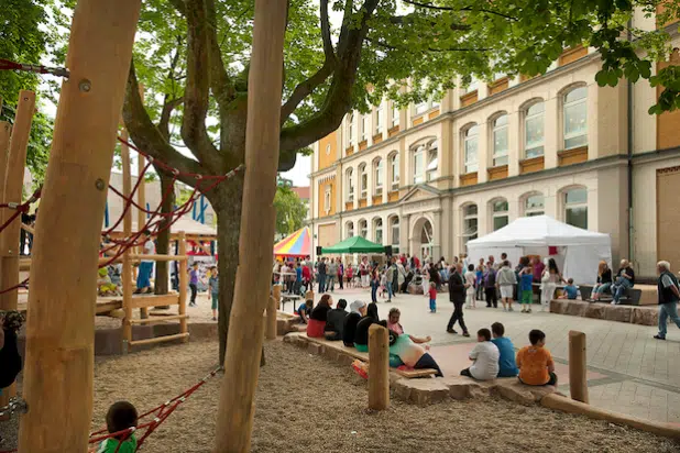 Wie bei der Einweihung des Quartiersplatzes Knapper Schule, finden am 8. Mai bei „Quer durchs Quartier“ viele Aktionen rund um den Platz statt (Foto: Stadt Lüdenscheid).