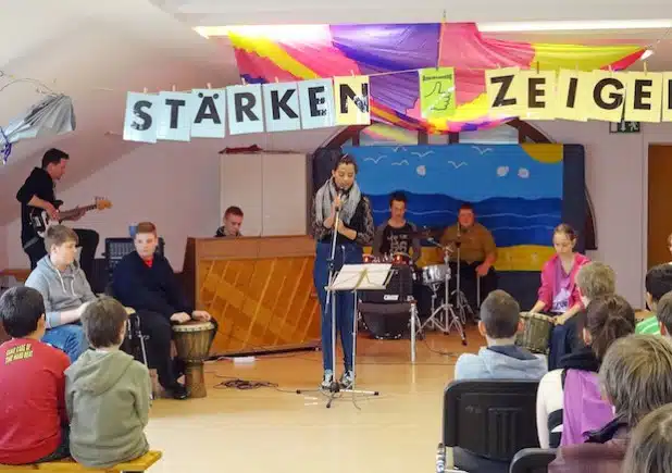 In regelmäßigen Abständen gibt es an der Clarenbachschule eine „Manege der Stärken“. Dort kann vor der ganzen Schulgemeinde gezeigt werden: „Seht her, was ich kann!“ (Foto: Clarenbachschule).