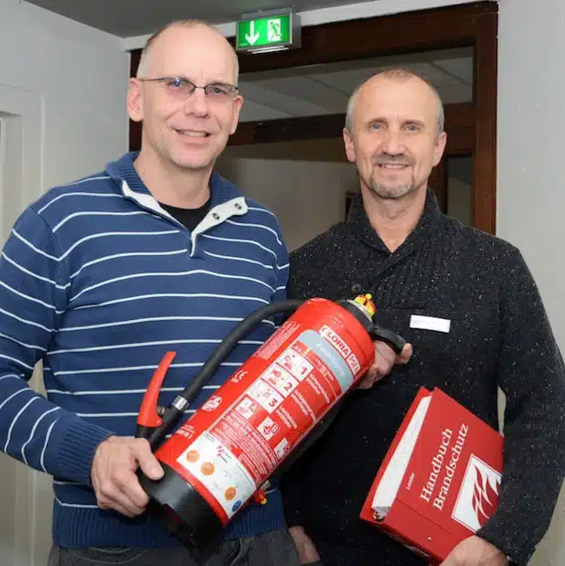 Haben ein Auge für potenzielle Gefahrenquellen: Matthias Bußmann (l.) und Bernd Liebig von der Brandschutzdienststelle des Kreises Soest (Foto: Judith Wedderwille/Kreis Soest).