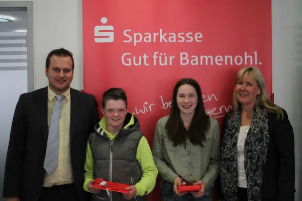 Die Berater Julian Klein und Christiane Heisiep mit den Gewinnern Luisa Mantei und Connor Ossowski (Foto: Sparkasse Finnentrop).