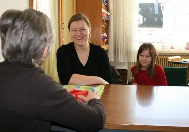 Durch Zuhören und Reden lässt sich die neue Sprache am besten erlernen, Uta Elkar unterhält sich daher viel mit der Erstklässlerin Lucia und übt inzwischen auch mit deren Mutter Slavica (Foto: Gemeinde Neunkirchen).