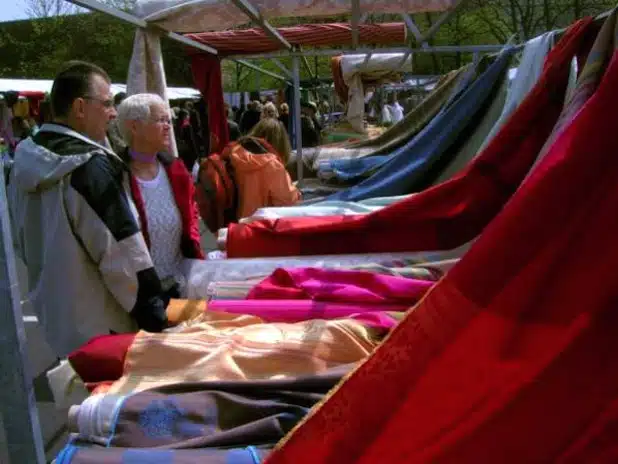 Bunte Farben am laufenden Meter - der Stoffmarkt in Soest (Foto: Wirtschaft & Marketing Soest GmbH)