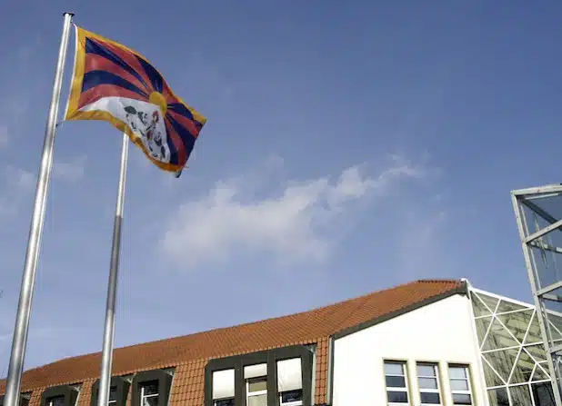 Der Kreis Soest zeigt sich mit dem tibetischen Volk solidarisch und hisst am Dienstag, 10. März 2015, vor dem Kreishaus die tibetische Flagge (Foto: Thomas Weinstock/Kreis Soest).