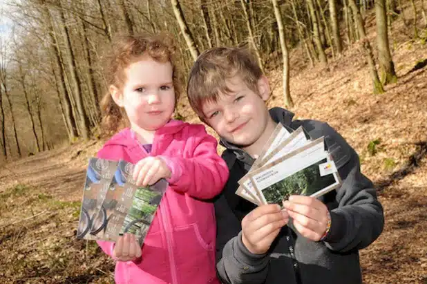 Mieke (3) und Thees (6) haben ihn schon – der Waldkodex veranschaulicht Regeln für den Besuch in den heimischen Wäldern (Foto: Südwestfalen Agentur/Christian Janusch).