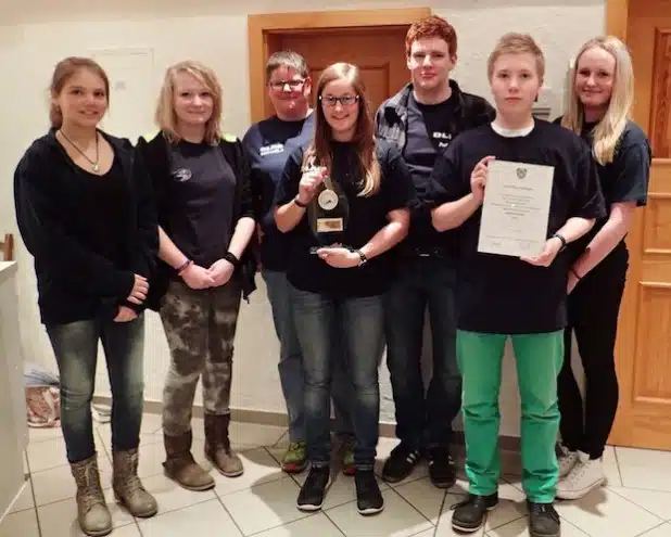 7 der fleißigen Schwimmer der DLRG Drolshagen mit dem Pokal für die größte Gruppe (Foto: Michaela David, DLRG Drolshagen).