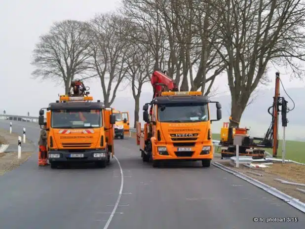 Die Leitplanken werden aufgestellt (Foto: Hannes Schlau).