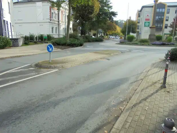 Die Fußgängerüberwege am Kreisverkehr „Niederstes Tor“ werden barrierefrei (Foto: Hansestadt Attendorn).