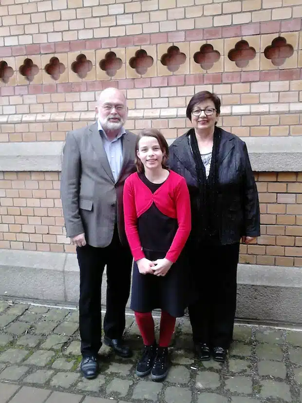 Ein beachtlicher Erfolg für die Schülerin der Musikschule der Hansestadt Attendorn, Lea Dolligkeit, sowie für ihren Querflötenlehrer Matthias Brenne und die Klavierlehrerin Marina Mitrusic (Foto: Hansestadt Attendorn).